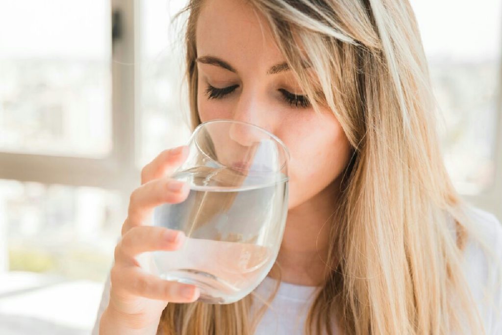 Bere un bicchiere d’acqua prima dei pasti: i 3 motivi che spingono i nutrizionisti a consigliarlo