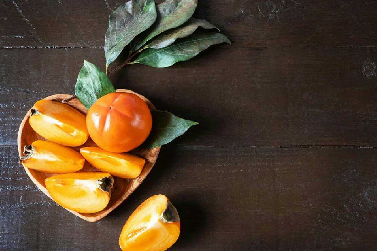 Cachi, il frutto d’autunno che sazia e difende l’intestino: il modo migliore per gustarlo